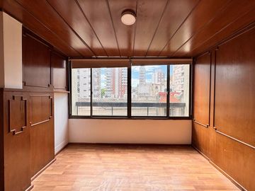 Venta - Departamento de tres dormitorios a pasos de Av. Belgrano, en Barrio Martin. Apto crédito.