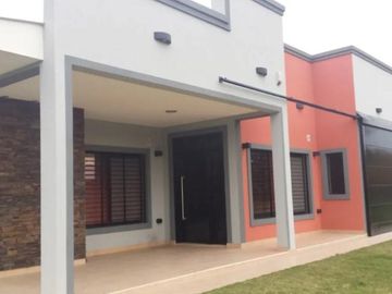 Casa en venta - 4 dormitorios 3 baños - 3.6 Ha- La Plata