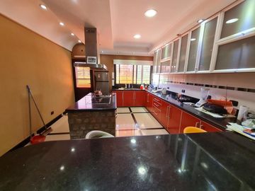 Casa en venta - 4 dormitorios 3 baños - 3.6 Ha- La Plata