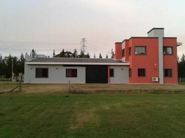 Casa en venta - 4 dormitorios 3 baños - 3.6 Ha- La Plata