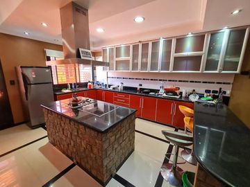 Casa en venta - 4 dormitorios 3 baños - 3.6 Ha- La Plata