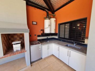 Casa en venta - 4 dormitorios 3 baños - 3.6 Ha- La Plata