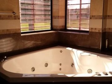 Casa en venta - 4 dormitorios 3 baños - 3.6 Ha- La Plata