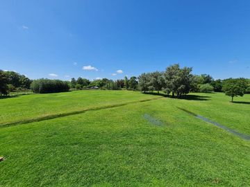 Casa en venta - 4 dormitorios 3 baños - 3.6 Ha- La Plata