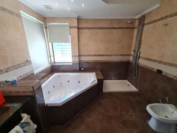 Casa en venta - 4 dormitorios 3 baños - 3.6 Ha- La Plata