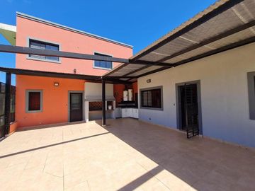 Casa en venta - 4 dormitorios 3 baños - 3.6 Ha- La Plata