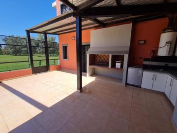 Casa en venta - 4 dormitorios 3 baños - 3.6 Ha- La Plata