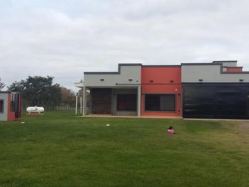 Casa en venta - 4 dormitorios 3 baños - 3.6 Ha- La Plata