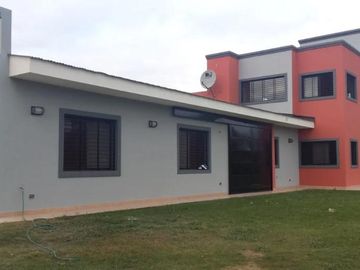 Casa en venta - 4 dormitorios 3 baños - 3.6 Ha- La Plata