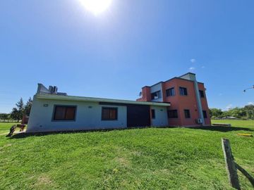 Casa en venta - 4 dormitorios 3 baños - 3.6 Ha- La Plata