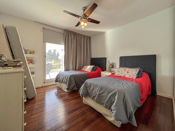 Casa de 4 dormitorios con pileta en San Marino, Funes Hills