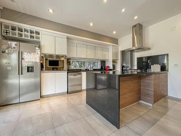 Casa de 4 dormitorios con pileta en San Marino, Funes Hills