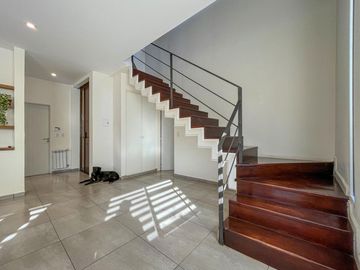 Casa de 4 dormitorios con pileta en San Marino, Funes Hills
