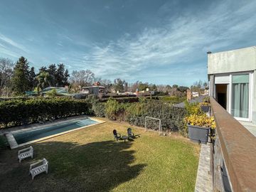 Casa de 4 dormitorios con pileta en San Marino, Funes Hills