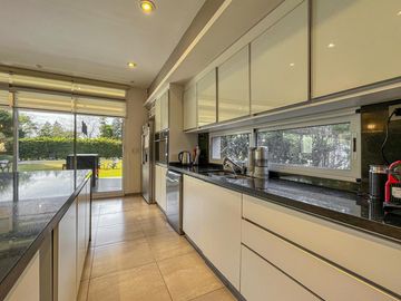 Casa de 4 dormitorios con pileta en San Marino, Funes Hills