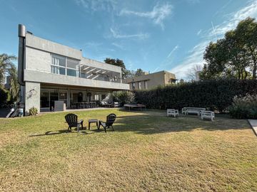 Casa de 4 dormitorios con pileta en San Marino, Funes Hills