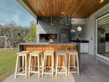 Casa de 4 dormitorios con pileta en San Marino, Funes Hills