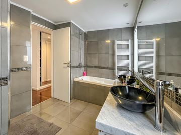 Casa de 4 dormitorios con pileta en San Marino, Funes Hills