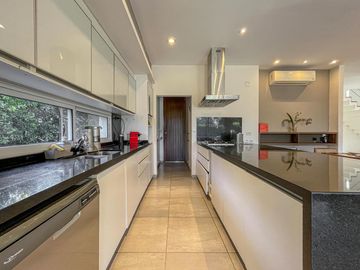 Casa de 4 dormitorios con pileta en San Marino, Funes Hills