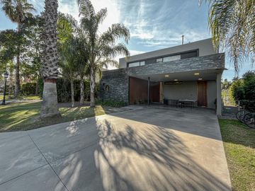 Casa de 4 dormitorios con pileta en San Marino, Funes Hills