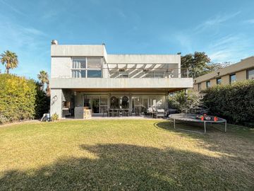 Casa de 4 dormitorios con pileta en San Marino, Funes Hills