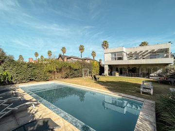 Casa de 4 dormitorios con pileta en San Marino, Funes Hills