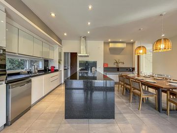 Casa de 4 dormitorios con pileta en San Marino, Funes Hills