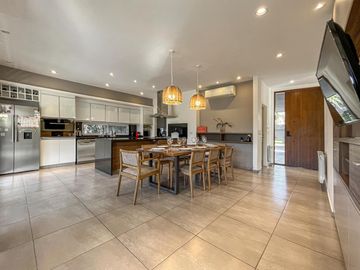 Casa de 4 dormitorios con pileta en San Marino, Funes Hills
