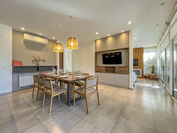 Casa de 4 dormitorios con pileta en San Marino, Funes Hills