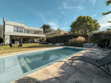 Casa de 4 dormitorios con pileta en San Marino, Funes Hills
