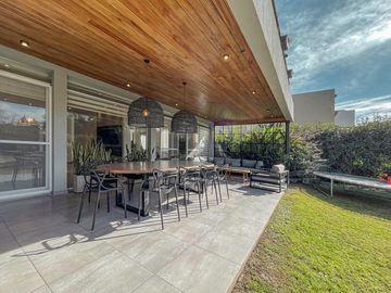 Casa de 4 dormitorios con pileta en San Marino, Funes Hills