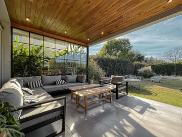 Casa de 4 dormitorios con pileta en San Marino, Funes Hills