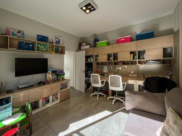 Casa de 4 dormitorios con pileta en San Marino, Funes Hills