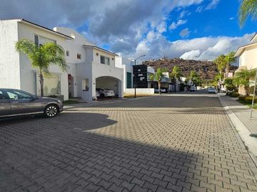 Casa en venta inmejorable ubicación en Corregidora