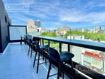 2 AMBIENTES MUY ESPACIOSO Y LUMINOSO CON PATIO. PALERMO H. AMENITIES. SEG. 24 HS.