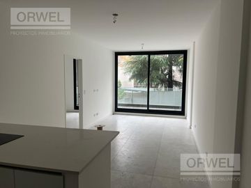 2 AMBIENTES MUY ESPACIOSO Y LUMINOSO CON PATIO. PALERMO H. AMENITIES. SEG. 24 HS.