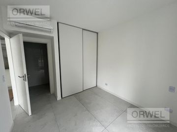 2 AMBIENTES MUY ESPACIOSO Y LUMINOSO CON PATIO. PALERMO H. AMENITIES. SEG. 24 HS.