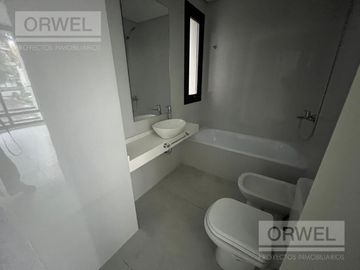 2 AMBIENTES MUY ESPACIOSO Y LUMINOSO CON PATIO. PALERMO H. AMENITIES. SEG. 24 HS.