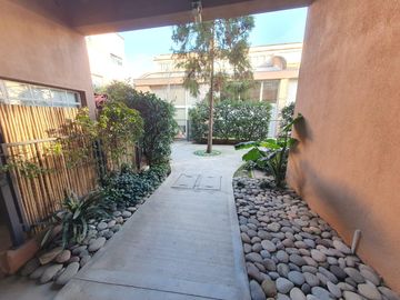 oficina con gran terraza propia en complejo con pileta Vicente Lopez calle Cortada, vias a Maipu