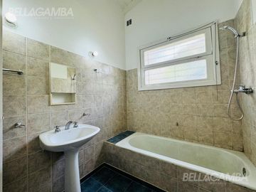 CASA DOS AMBIENTES SOBRE TRIPLE LOTE INGENIERO MASCHWITZ