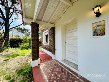 CASA DOS AMBIENTES SOBRE TRIPLE LOTE INGENIERO MASCHWITZ