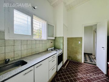 CASA DOS AMBIENTES SOBRE TRIPLE LOTE INGENIERO MASCHWITZ