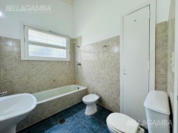 CASA DOS AMBIENTES SOBRE TRIPLE LOTE INGENIERO MASCHWITZ