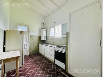 CASA DOS AMBIENTES SOBRE TRIPLE LOTE INGENIERO MASCHWITZ