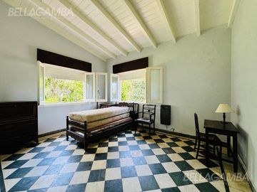 CASA DOS AMBIENTES SOBRE TRIPLE LOTE INGENIERO MASCHWITZ