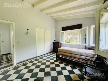 CASA DOS AMBIENTES SOBRE TRIPLE LOTE INGENIERO MASCHWITZ