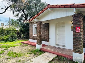 CASA DOS AMBIENTES SOBRE TRIPLE LOTE INGENIERO MASCHWITZ