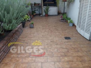 Venta de Casa 5 Amb. S/L 8.66x25  en Haedo  Buen Estado  con Garage