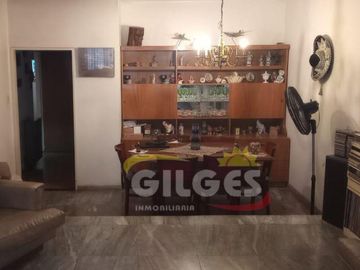 Venta de Casa 5 Amb. S/L 8.66x25  en Haedo  Buen Estado  con Garage