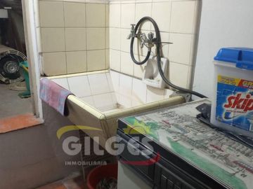 Venta de Casa 5 Amb. S/L 8.66x25  en Haedo  Buen Estado  con Garage